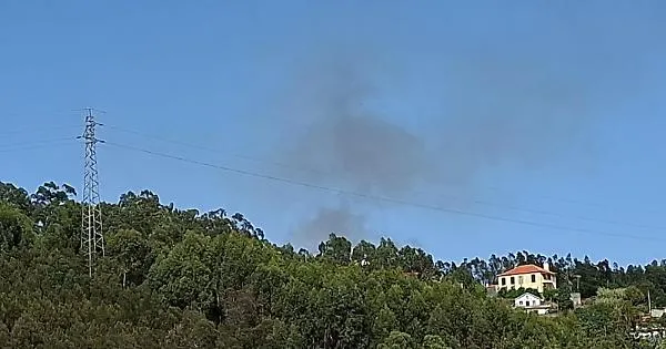 Incêndio em mato mobiliza três corporações de bombeiros e o meio aéreo